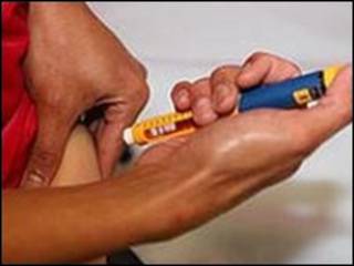 Inyectándose insulina