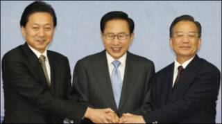 Thủ tướng Nhật Bản Yukio Hatoyama, Tổng thống Nam Hàn Lee Myung-bak và Thủ tướng Trung Quốc Ôn Gia Bảo