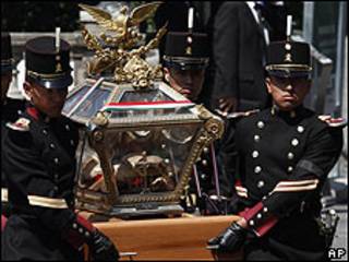 Traslado de los restos por cadetes militares.