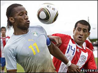 Didier Drogba, de Costa de Marfil, disputa un balón con Paulo da Silva, de Paraguay.