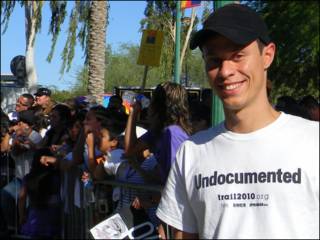 Felipe Matos em protesto em Phoenix (foto Alessandra Corrê/BBC Brasil)