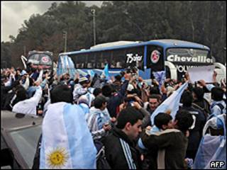 La hinchada de la selección argentina despide a los jugadores antes de que vuelen a Sudáfrica