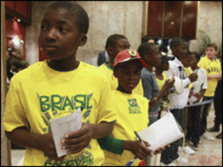 Meninos zimbabuanos esperam no hotel conseguir autógrafo dos jogadores brasileiros (Foto: Reuters)