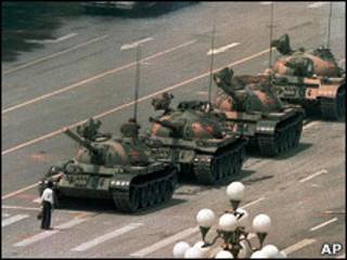 “坦克人”在北京长安大街上试图拦截坦克(5/6/1989)