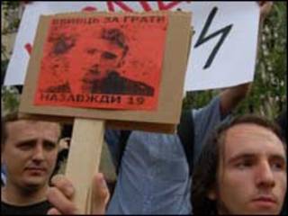 Учасники акції протесту біля будівлі Шевченківського райвідділу міліції, де за нез’ясованих обставин помер студент Ігор Індило