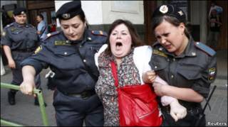 Задержание участницы митинга на Триумфальной площади в Москве 31 мая 2010 г.