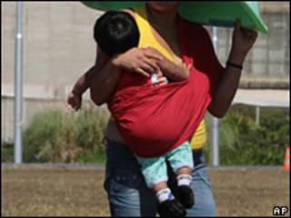Mujer y bebé boliviana