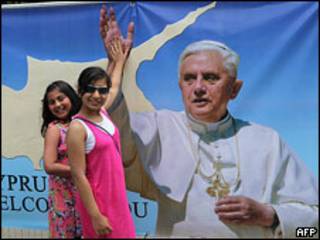 Cartaz do papa Bento 16 em Nicosia
