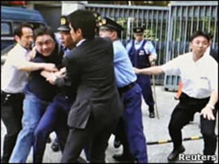 吾尔开希在中国驻日使馆外被捕
