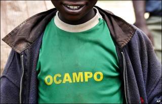 Một cậu bé người Kenya mặc áo có in tên Luis Mereno Ocampo