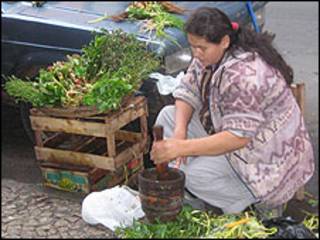 Yuyera macerando raíces.