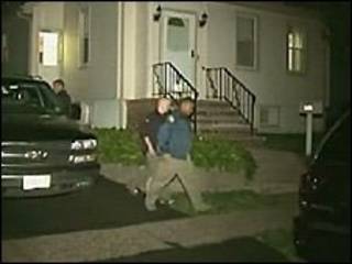 Policías investigan en las casas.