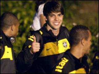 Kaká e colegas na chegada à Tanzânia
