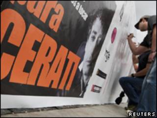 Admiradores de Cerati escriben mensajes en una valla