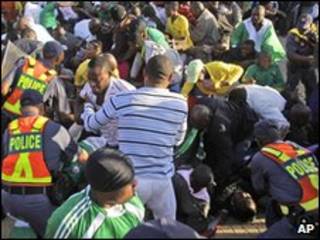 Hỗn loạn ở trận giao hữu Nigeria thắng Bắc Triều tiên hôm 06 tháng Sáu.