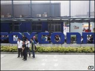 Trabalhadores na fábrica de Shenzen