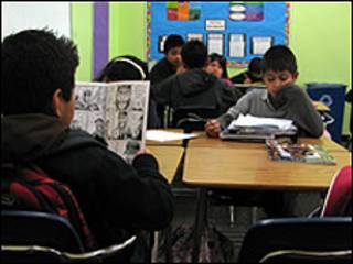 Niños hispanos en una escuela en EE.UU.