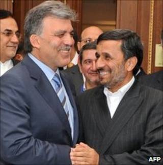 Mahmoud Ahmadinejad se encontra com o presidente turco Abdullah Gul em Istambul