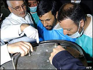 El presidente de Irán inspecciona la planta de enriquecimiento de uranio de Natanz.