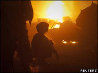 Vehículos incendiados en el lugar del ataque