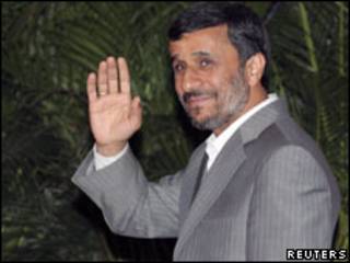 O presidente do Irã, Mahmoud Ahmadinejad, durante visita a Dushanbe, capital do Tadjisquistão, nesta quarta-feira (Reuters)