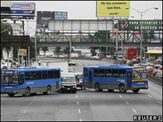 Barricada formada por dos autobuses de pasajeros en Monterrey