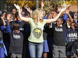 Shakira baila con niños de la escuela primaria Isu"lihle en Soweto, Johannesburgo