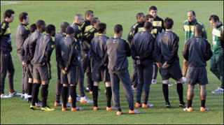 Jogadores ouvem preleção do técnico Dunga. (Foto: REUTERS)