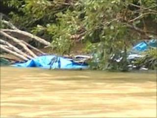 Restos de barracas em margem de rio no Arkansas