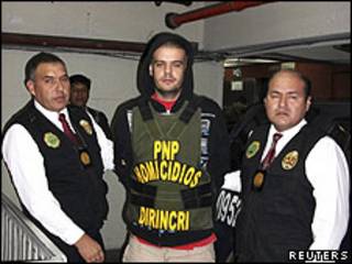 Joran van der Sloot escoltado por policías