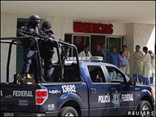 Policías federales de México esperan en la puerta del hospital donde llevaron a sus compañeros heridos