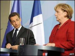 O presidente francês, Nicolas Sarkozy, e a chanceler alemã, Angela Merkel, durante coletiva nesta segunda-feira em Berlim (AFP)