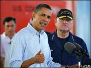 Shugaban Amurka,Barack Obama(a hannun hagu),tare da Admiral Thad Allen