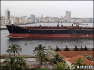 Un buque tanque petrolero entra en La Habana