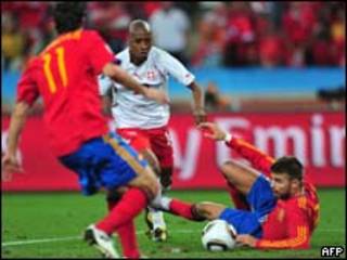 O jogador suíço Gelson Fernandes dribla atletas espanhóis (AFP)