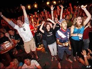 Aficionados estadounidenses celebran el gol de EE.UU. frente a Inglaterra en un pub de Boston.