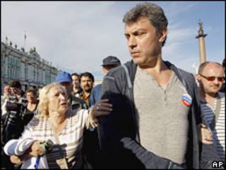 Борис Немцов на оппозиционном митинге в Санкт-Петербурге 31 мая 2010 года