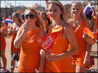 A este grupo de chicas las sacaron de un partido tras acusarlas de estar llevando adelante una campaña de marketing irregular.