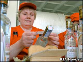 Акцизные марки наклеивают на бутылки