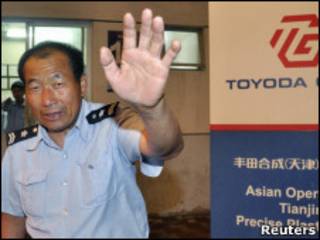 Un guardia de seguridad en la planta de Toyoda Gosei