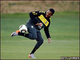 Robinho durante treino na escola St. Stithians, nesta sexta-feira, na África do Sul (foto: AllSport/Getty Images)