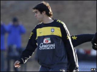 O jogador Kaká durante treino neste sábado em Johanesburgo (AP)