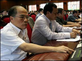 Đại biểu Quốc hội bấm nút biểu quyết (ảnh của VietnamNet)