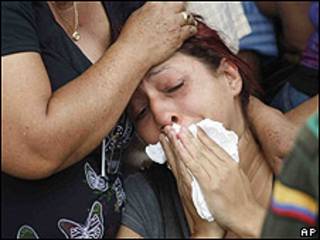 Familiares de las víctimas en la explosión de la mina.