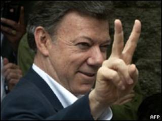 O presidente eleito da Colômbia, Juan Manuel Santos, após votar neste domingo (AFP)