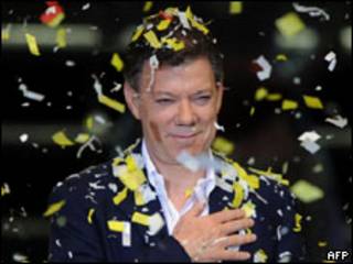 O presidente eleito da Colômbia, Juan Manuel Santos, durante comemoração neste domingo (AFP)