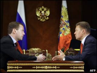 El presidente de Rusia, Dmitri Medvedev y el jefe de Gazprom, Alexei Miller