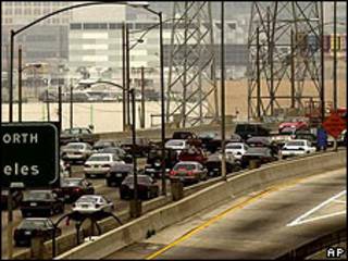Coches en atasco en California.