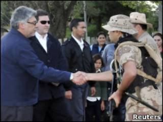 El presidente de Paraguay, Fernando Lugo, y el ministro del Interior, Rafael Filizzola, dan la mano a efectivos del ejército