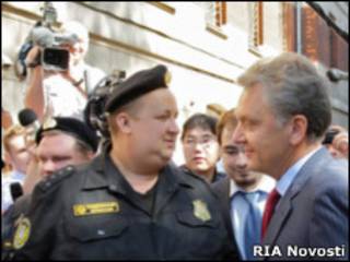 Виктор Христенко у входа в Хамовнический суд Москвы 22 июня 2010 г.